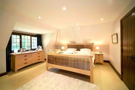 Available to let this exceptional detached family home, situated on one of Windlesham’s most prestigious residential road - Photo 2