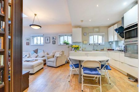 3 bedroom mews to rent - Photo 2