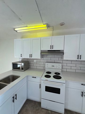 RENOVATED! 2 BDRM MAIN-BASEMENT!!! IN DOWNTOWN - Photo 2