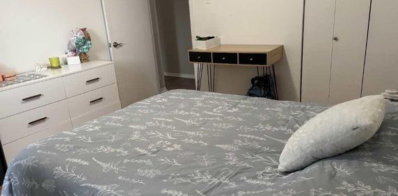 4 1/2 libre mi-novembre, semi meublé, WIFI inclus - Photo 2