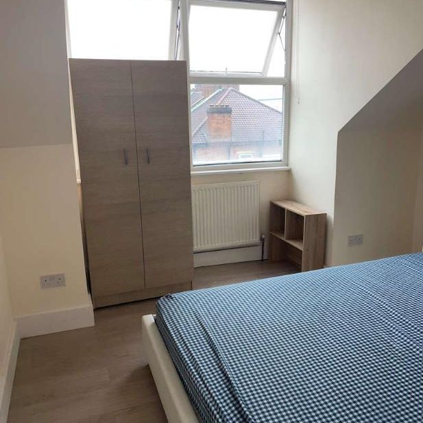 Friern Barnet Road, London, N11 - Photo 1