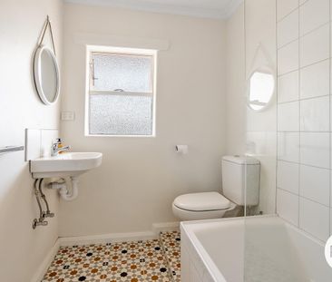 Stylish 1 Bedroom unit within mins of the CBD + off street parking - Photo 4