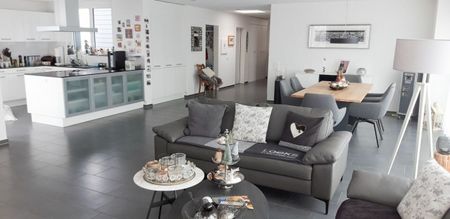 Exklusive Attika-Wohnung mit riesiger Terrasse an idyllischer Lage - Photo 2