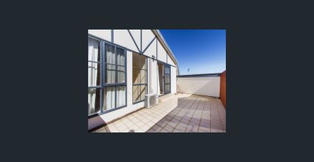 Spacious townhouse on a small block of 5! - Photo 5