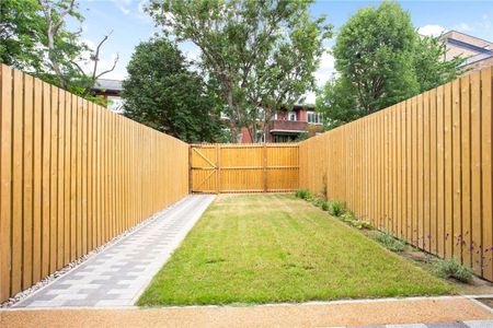 Recently built four double bedroom house with off street parking - Photo 2