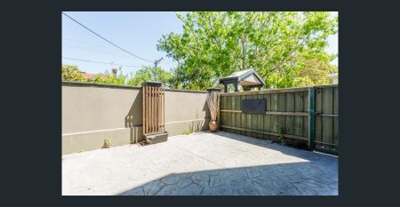 SPACIOUS APARTMENT WITH COURTYARD - Photo 5