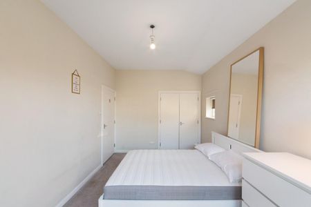 4 bedroom House To Let - Photo 3