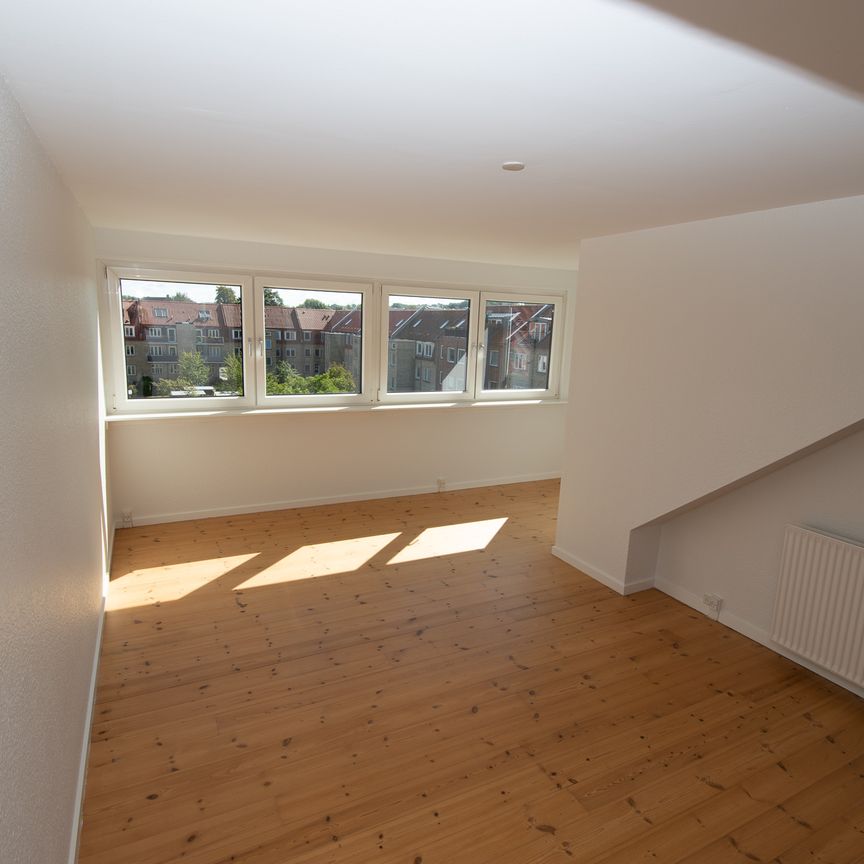 Skøn taglejlighed med lys og charme i Aalborg - Photo 1