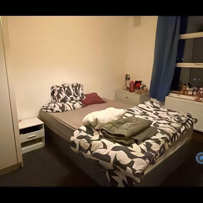 1 bedroom in a flat share to rent - Photo 1