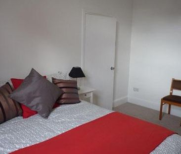 4 bedroom end of terrace house to rent - Photo 5