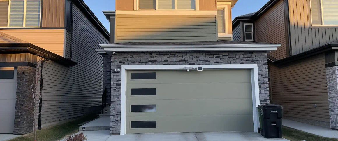Gorgeous family home for rent — 3 Bedrooms+ Den House - Photo 1