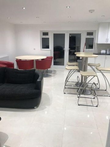 5 bedroom semi-detached house to rent - Photo 3