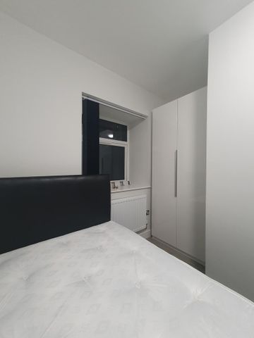 1 bedroom in a flat share to rent - Photo 2