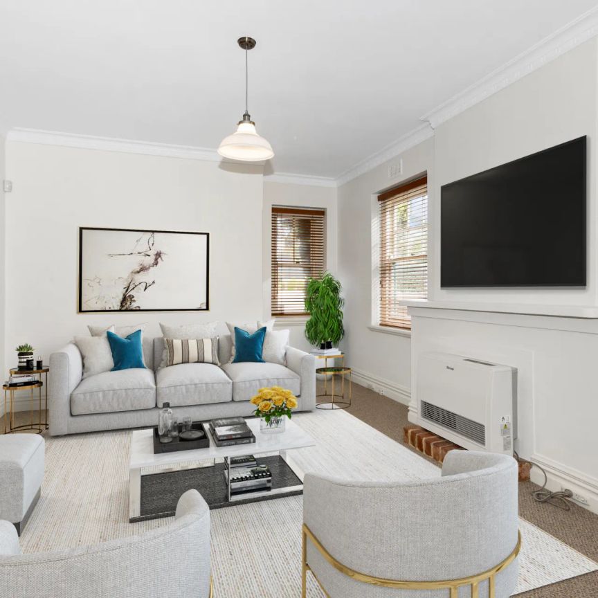 Spacious Period Apartment with Private rear Garden - Photo 1