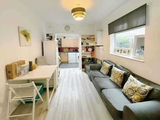 4 bedroom terraced house to rent - Photo 1