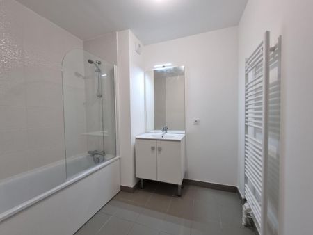 Location Appartement 4 pièces 79m² MONT ST AIGNAN 76130 - Photo 2