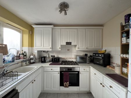 Matthews Drive, Crawley, Maidenbower - Photo 4