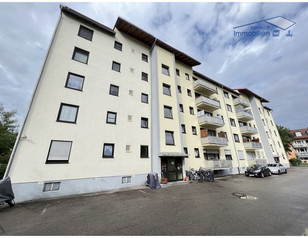 Komplett möblierte 3-Zimmer-Wohnung mit Balkon, Aufzug und Einbauküche in zentraler Lage - Photo 1