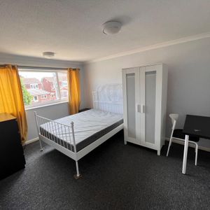 1 bedroom in a house share to rent - Photo 2