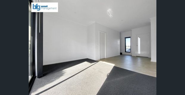 Spacious Three Bedroom Townhouse in Prime Location! - Photo 1