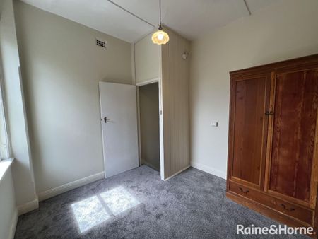 Renovated & Stylish First Floor Central Unit Above Shops - Photo 4