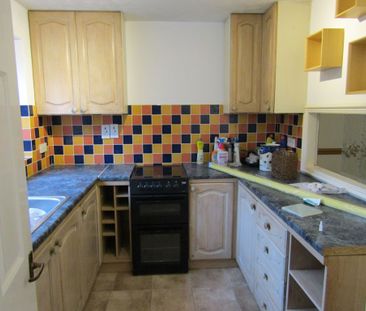 3 bed Terraced - To Let - Photo 5