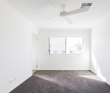 NEAR NEW LUXURY 3 BEDROOM TOWNHOUSE WITH DUCTED AIR CONDITIONING - Photo 2