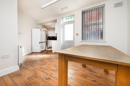 6 bedroom townhouse to rent - Photo 2