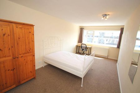 4 bedroom flat to rent - Photo 5