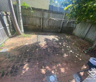 GREAT LOCATION AIR CONDITIONED TOWNHOUSE - Photo 6