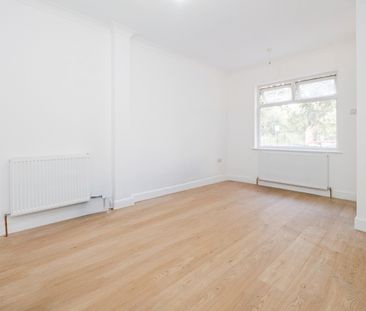 4 Bed Terraced House, Reynolds Avenue, E12 - Photo 3