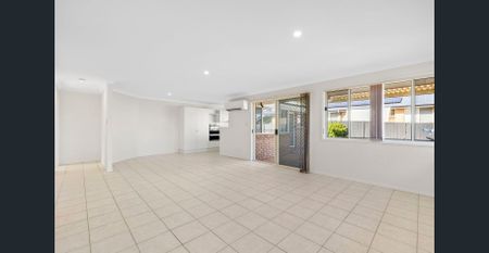 Four Bedroom Family Home with a Swimming Pool - Photo 3