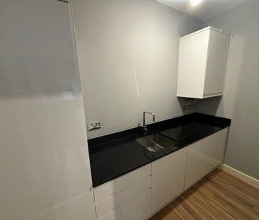 4 bedroom end of terrace house to rent - Photo 6