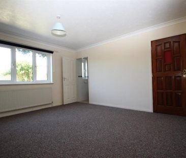 3 bedroom detached bungalow to rent - Photo 2