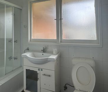 Three Bedroom Family Home Freshly Painted - Photo 2