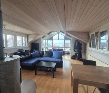 Heimelige Dachwohnung mit Speicherofen, Seesicht und Terrasse - Photo 2