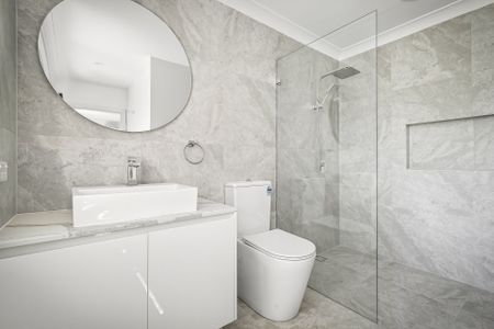 Spacious 5-Bedroom Family Home with Stunning Views! - Photo 5