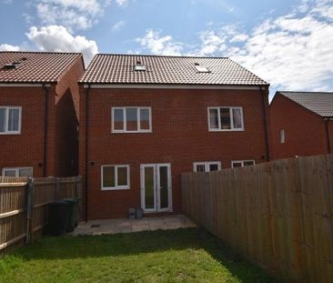 3 bedroom semi-detached house to rent - Photo 4
