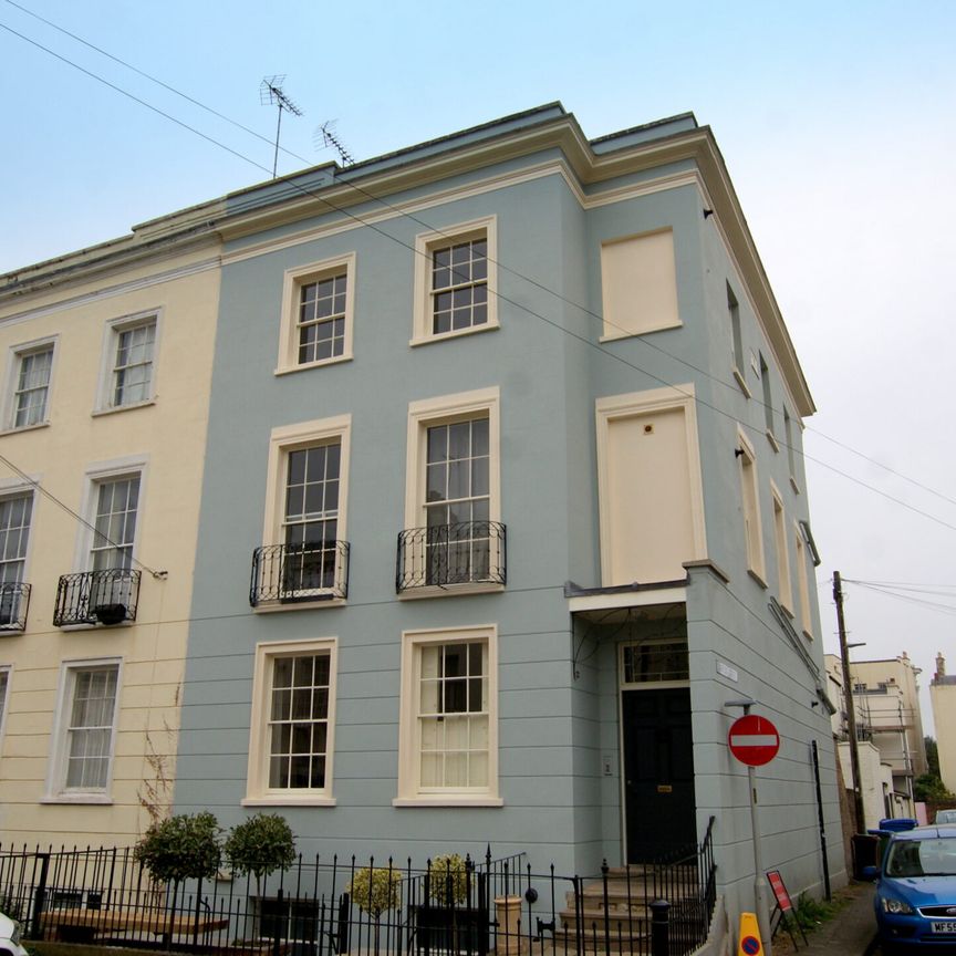 Basement Flat, 32 Montpellier Villas, CHELTENHAM GL502XF - Photo 1