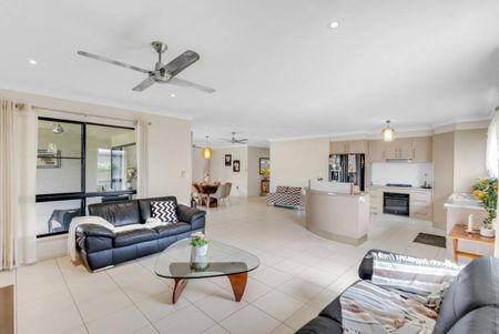 SENSATIONAL LIVING SPACE....SIZE & QUALITY - Photo 3