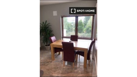 Spacious room in 3-bedroom apartment, Blanchardstown, Dublin - Photo 2