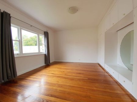 Charming 3-Bedroom House in the Heart of Reservoir - Photo 2