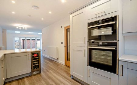 Brand new luxury townhouse with garage, ideally located in 'Alderley Gardens'. Available immediately. - Photo 4