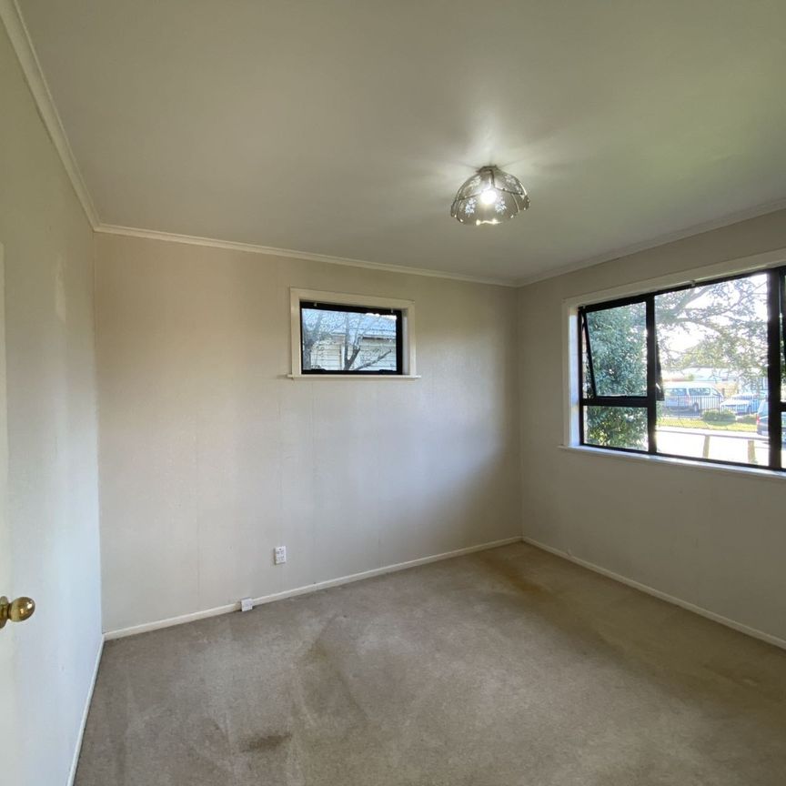 Great two bedrooms family home with large back yard! - Photo 1
