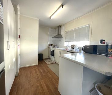 Newly Renovated 3 Bedroom Home – Prime Pakuranga Location - Photo 6