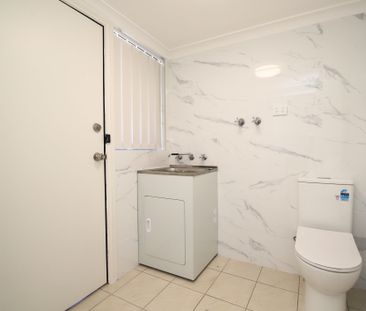 Two Bedroom Renovated Townhouse - Photo 4