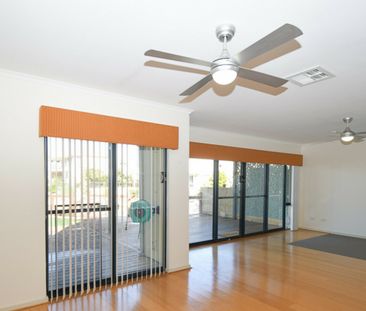 Spacious 4 Bedroom Home with Canal Views! - Photo 4