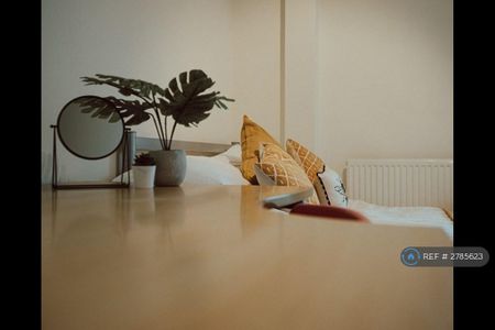 4 bedroom flat to rent - Photo 2