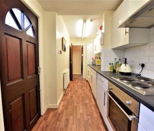 10 bedroom House in & 6 Mayville Road, Leeds - Photo 3