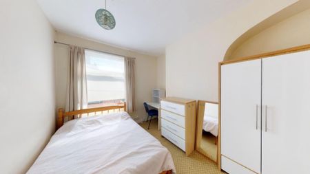 4 bedroom terraced house to rent - Photo 5